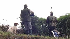 200 metroko segurtasun distantzia gorde behar da hiriguneetan ehiztatzeko