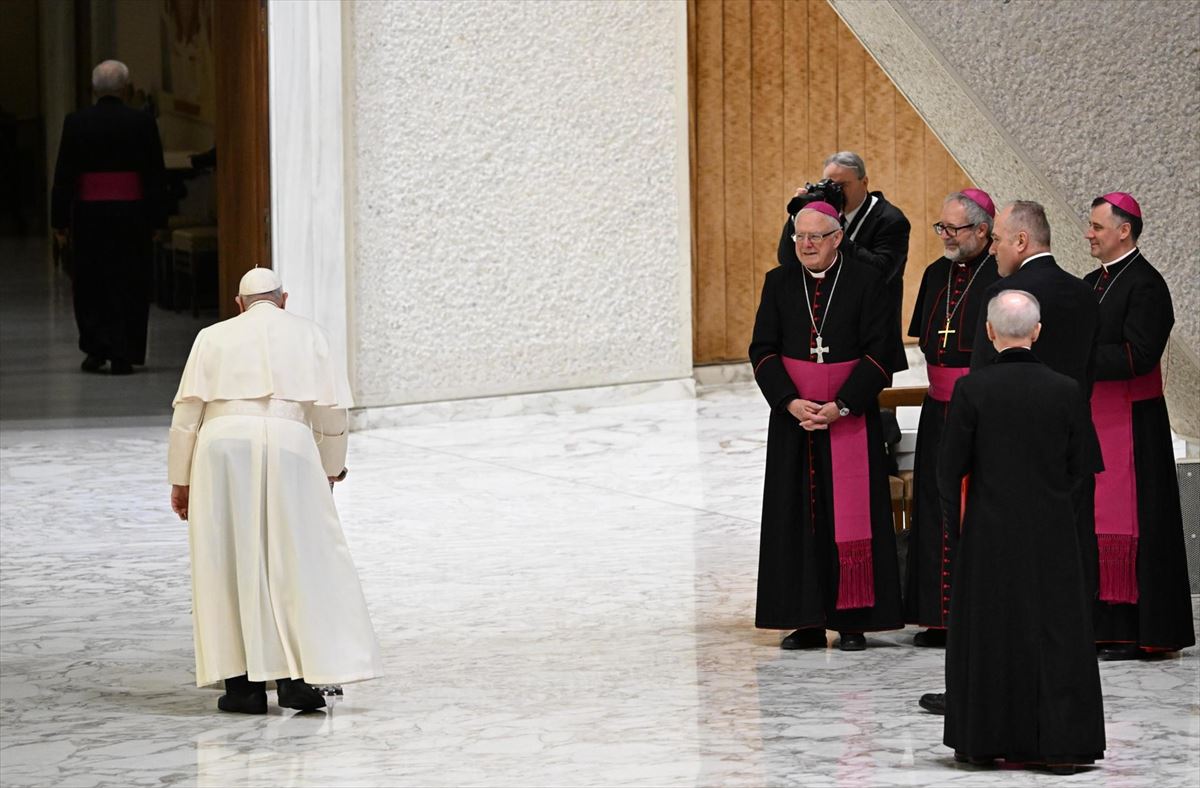 El papa Francisco camina en el Vaticano. Foto: EFE
