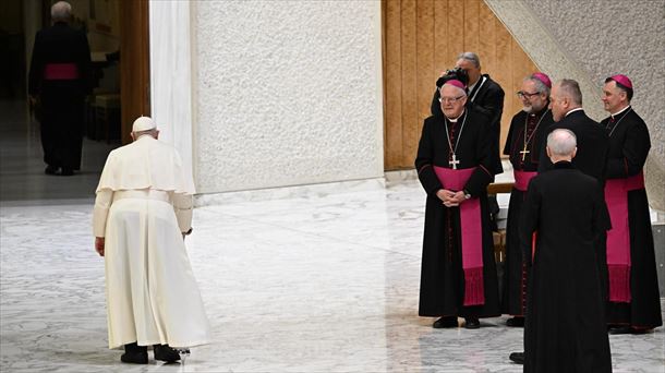 El papa Francisco camina en el Vaticano. Foto: EFE