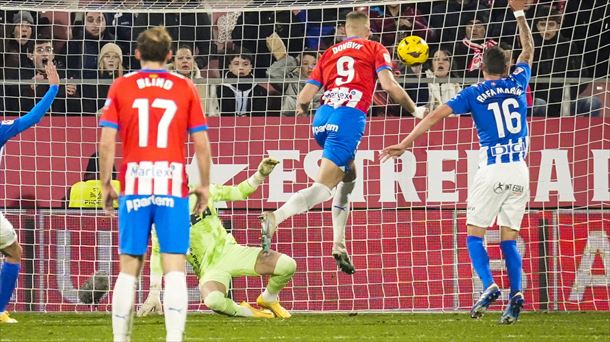 Gironako aurrelari Artem Dovbyk-ek gol bat sartzen. Argazkia: EFE