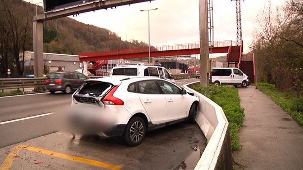 Uno de los coches accidentados. Imagen obtenida de un vídeo de EITB Media.