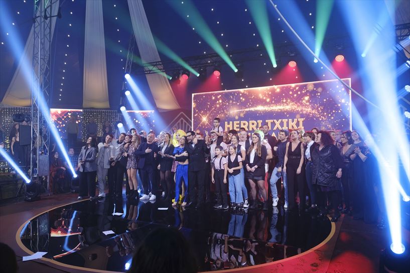 Parte hartzaile guztien argazki orokorra