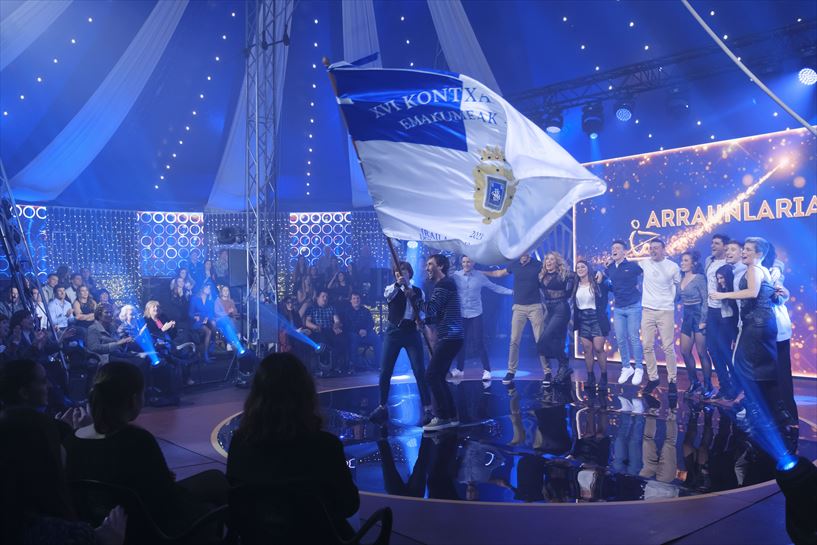 Arraunlariak, Kontxako bandera altxatzen