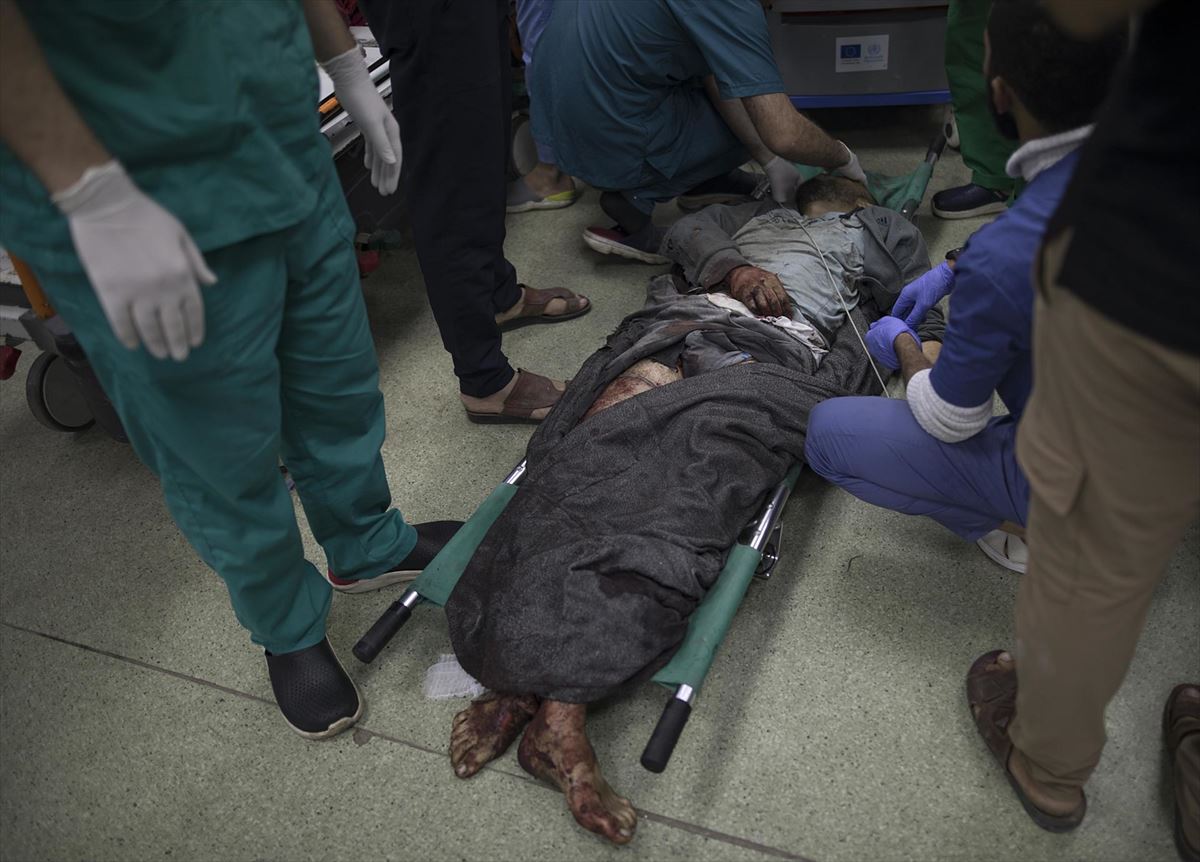 Un herido recibe atención en Nasser Hospital in Khan Yunis. foto: EFE