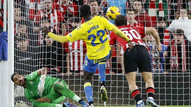 Momento en el que Unai Gómez enfila el balón contra la red. Foto: EFE