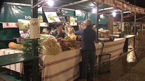 Goizean goizetik hasi dira Areatza San Tomas Azokarako prestatzen