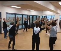 La gimnasia terapéutica de Oñati baila por las nuevas oportunidades