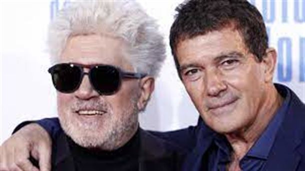 Almodóvar y Banderas convierten el Mercado de Navidad en plató de cine 