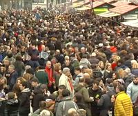 Miles de personas abarrotan El Arenal para disfrutar de la Feria de Santo Tomás