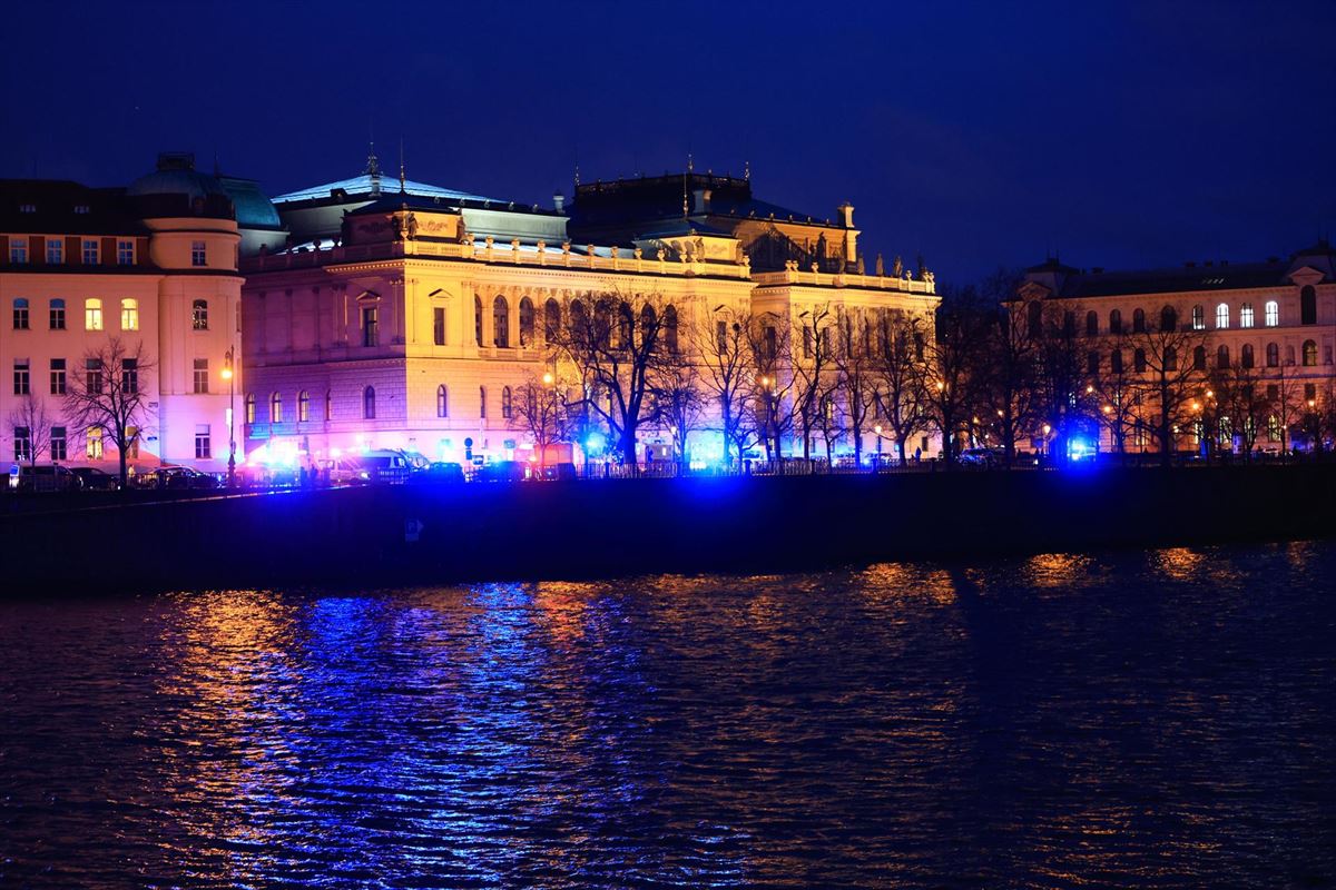 Las luces de los vehículos de los servicios de emergencia en el centro de Praga. Foto: EFE