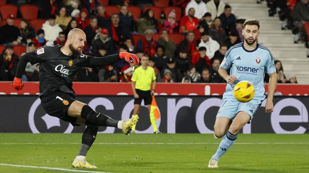 El portero del Mallorca Rajkovic despeja el balón ante la presión de Jon Moncayola. Foto: EFE