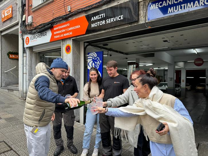 Taller Amezti de Algorta celebran el quinto premio. Foto: EiTB