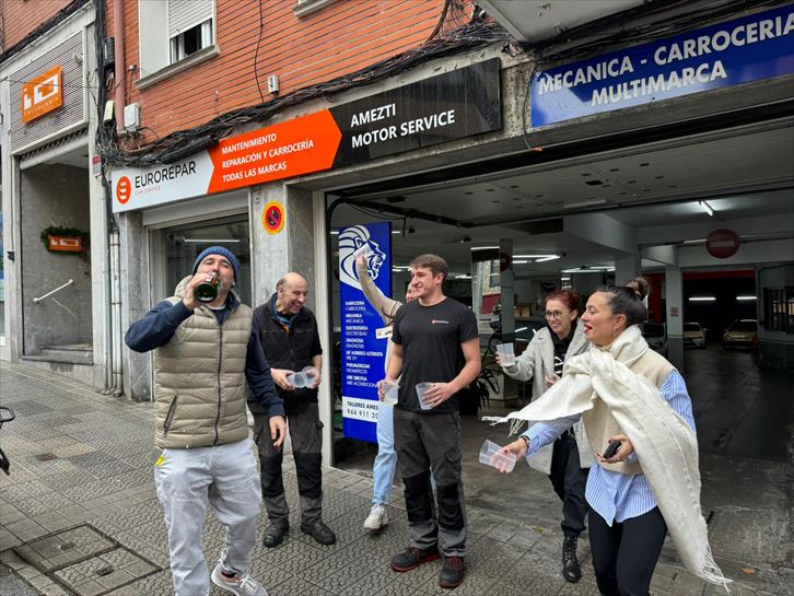 Taller Amezti de Algorta celebran el quinto premio. Foto: EiTB