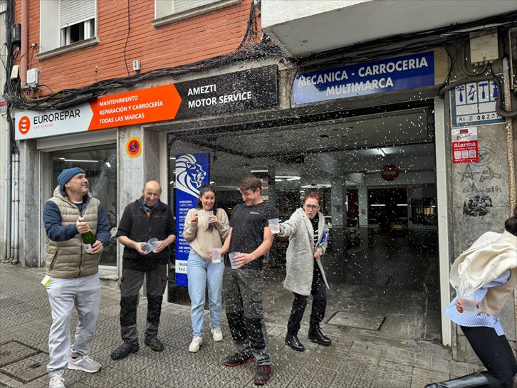 Taller Amezti de Algorta celebran el quinto premio. Foto: EiTB