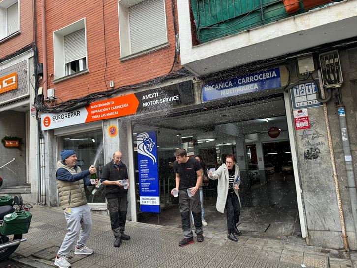 Taller Amezti de Algorta celebran el quinto premio. Foto: EiTB