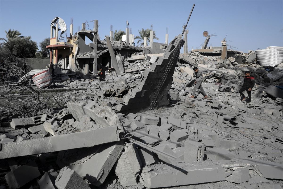 Al Nuseirateko (Gaza) errefuxiatu eremua gaur, Israelen eraso baten ostean. Argazkia: EFE
