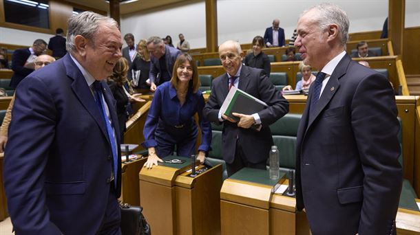 Azpiazu, Mendia, Erkoreka y Urkullu, tras aprobar los Presupuestos. Foto: Efe