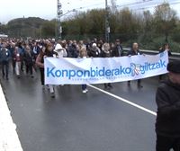 Cientos de personas han marchado en Martutene como antesala de la manifestación de Sare del 13 de enero