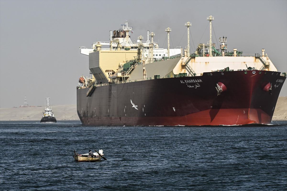 Un buque cruza el canal de Suez, hacia el mar Rojo. EFE. 