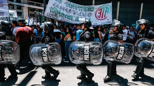 Policía en las manifestaciones en Argentina