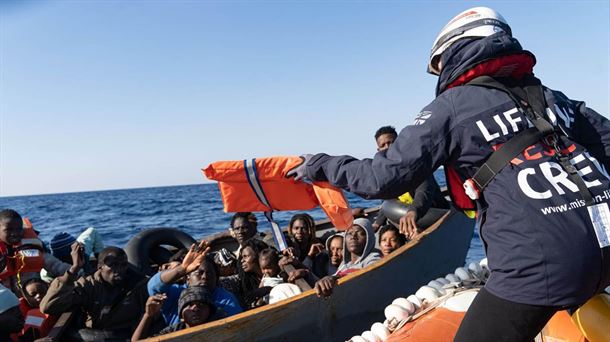 IMAGEN: Un grupo de migrantes siendo rescatado.