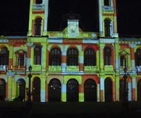 La fachada del Ayuntamiento de San Sebastián estrena espectáculo de luces y sonido: 'La Sinfonía de Navidad'
