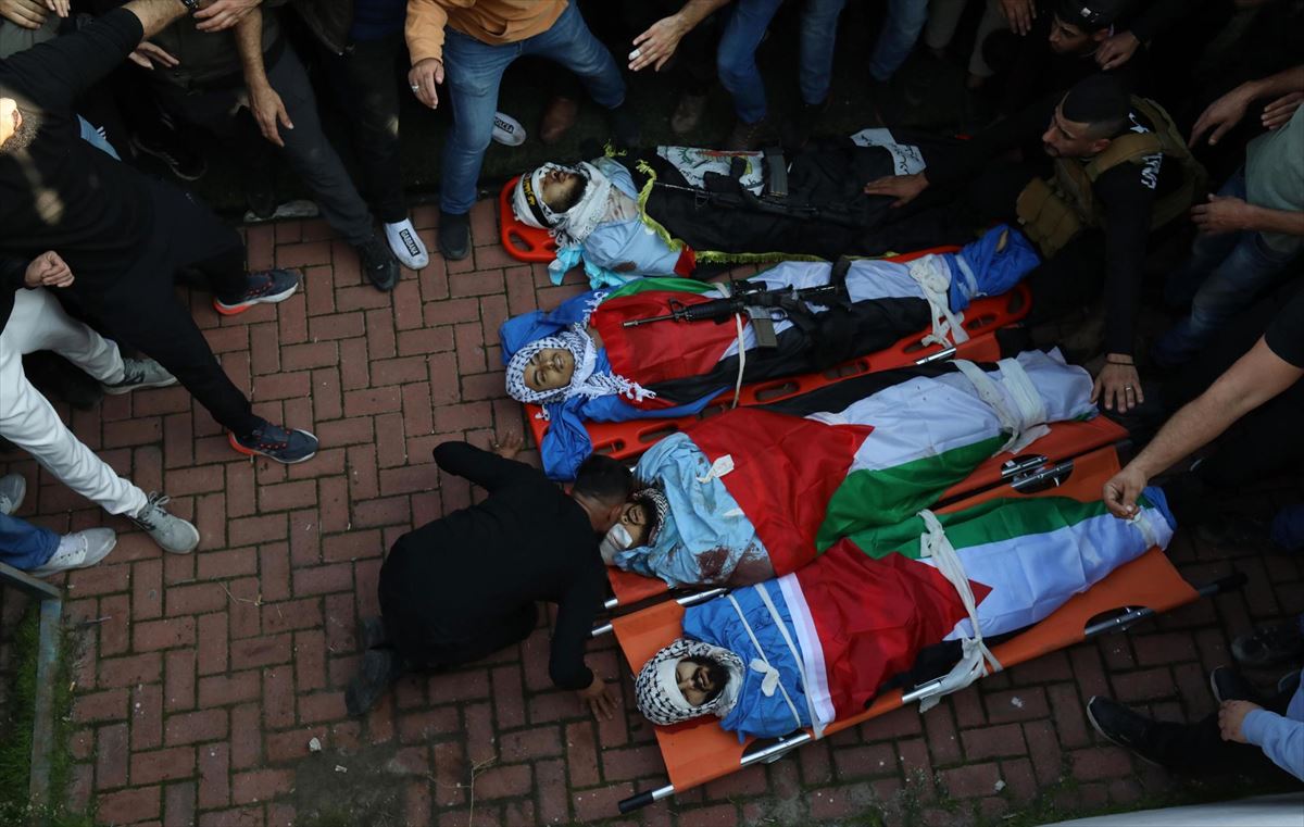 Familiares durante el funeral de cuatro palestinos muertos durante una incursión militar israelí en el campo de refugiados de Al Faraa, cerca de la ciudad de Tubas, en Cisjordania