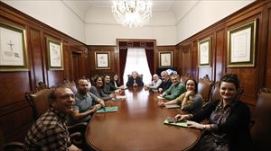 Iruñeko hiruko gobernu berriak lehen bilera egin du, eta aurrekontuak luzatu ditu kontu berriak onartu arte