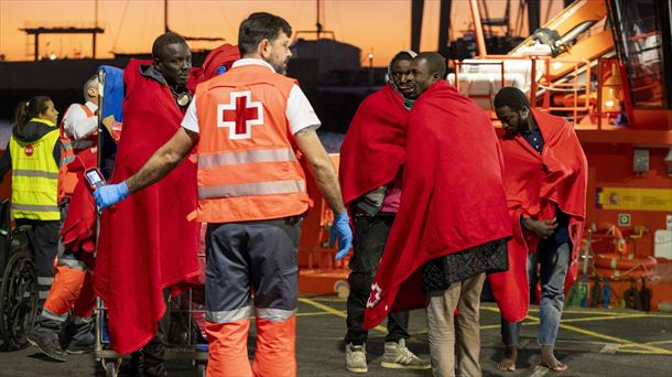 Varias personas llegadas en cayucos a Lanzarote. 