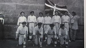 La familia Ezkiaga-Lasa cede al Ayuntamiento de Legorreta la ikurrina guardada en casa desde la guerra civil