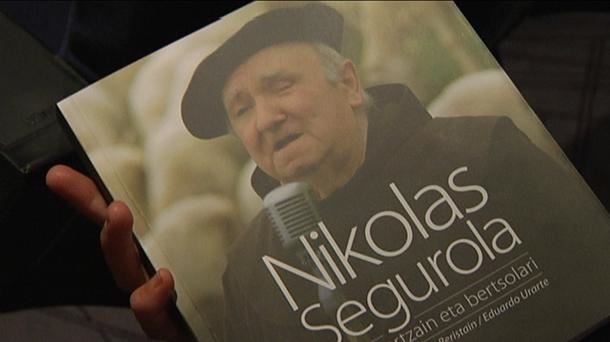 Nikolas Segurolari buruzko liburua. 