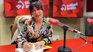 La escritora Jasone Osoro, en el estudio de Euskadi Irratia