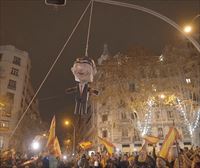 La quema de fotos del rey o los muñecos de Puigdemont y Abascal, precedentes a la piñata de Pedro Sánchez