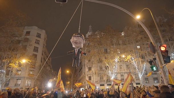 Pedro Sanchezen panpina urkatu zuten Urtezahar gauean, Madrilen. Irudia: EITB