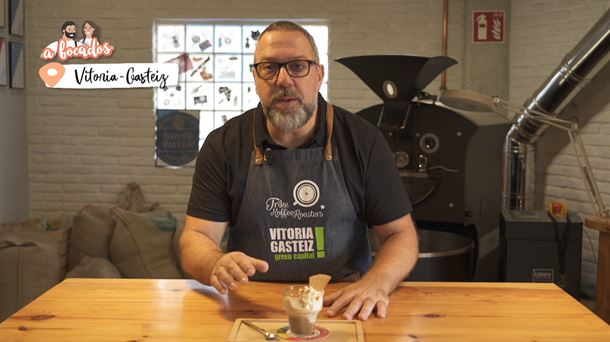 Trucos para preparar un buen Affogato, café con helado de vainilla, en una cafetera italiana