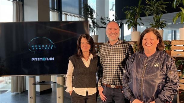 Aintzane Ezenarro, Unai Iparragirre y Maite Ibañez, en la presentación realizada en EITB Bilbao