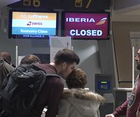 Largas colas y 50 vuelos cancelados en aeropuertos vascos por la huelga de Iberia