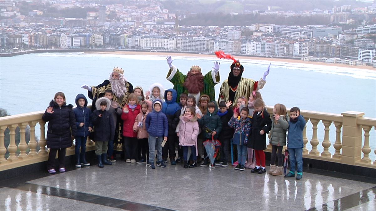 ¡Ya están aquí! Miles de niños y niñas reciben entre ovaciones a los Reyes Magos en nuestras capitales