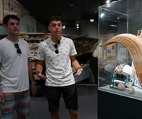 Iñaki y Julen nos muestran la cesta de su aitxitxe Tomás Goyonaga expuesta en el Museo de Historia de Miami