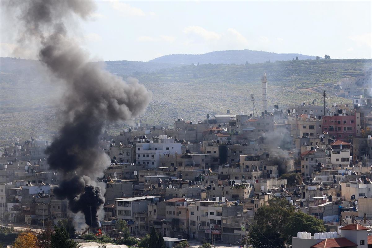 Una explosión durante un ataque israelí cerca de Tulkarem (Cisjordania), el jueves. Foto: EFE