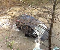 Rescatan a dos jóvenes tras caer su vehículo al río en Zuia (Álava)