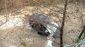 Rescatan a dos jóvenes tras caer su vehículo al río en Zuia (Álava)