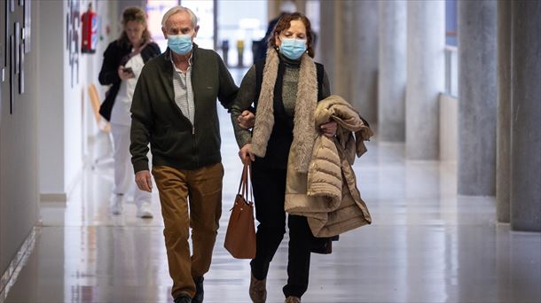 Varias personas con mascarilla, en un centro de salud. Foto: EFE