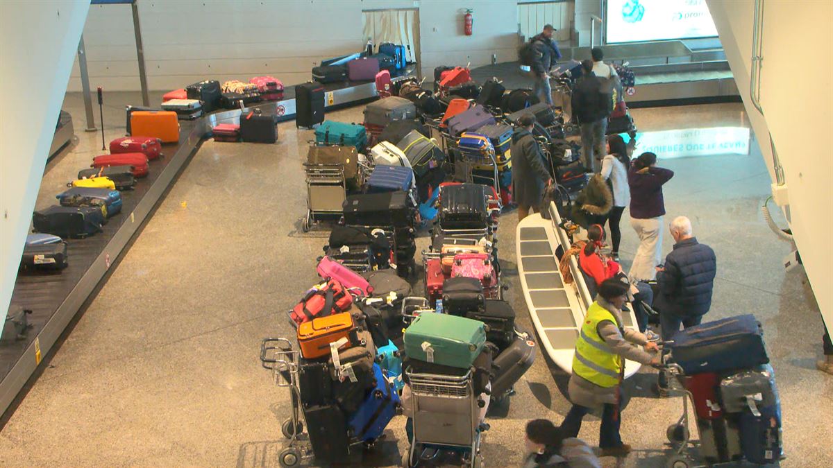 Multitud de maletas apiladas en el aeropuerto de Bilbao en la tercera jornada de huelga
