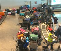 Multitud de maletas apiladas en el aeropuerto de Bilbao, en la tercera jornada de huelga