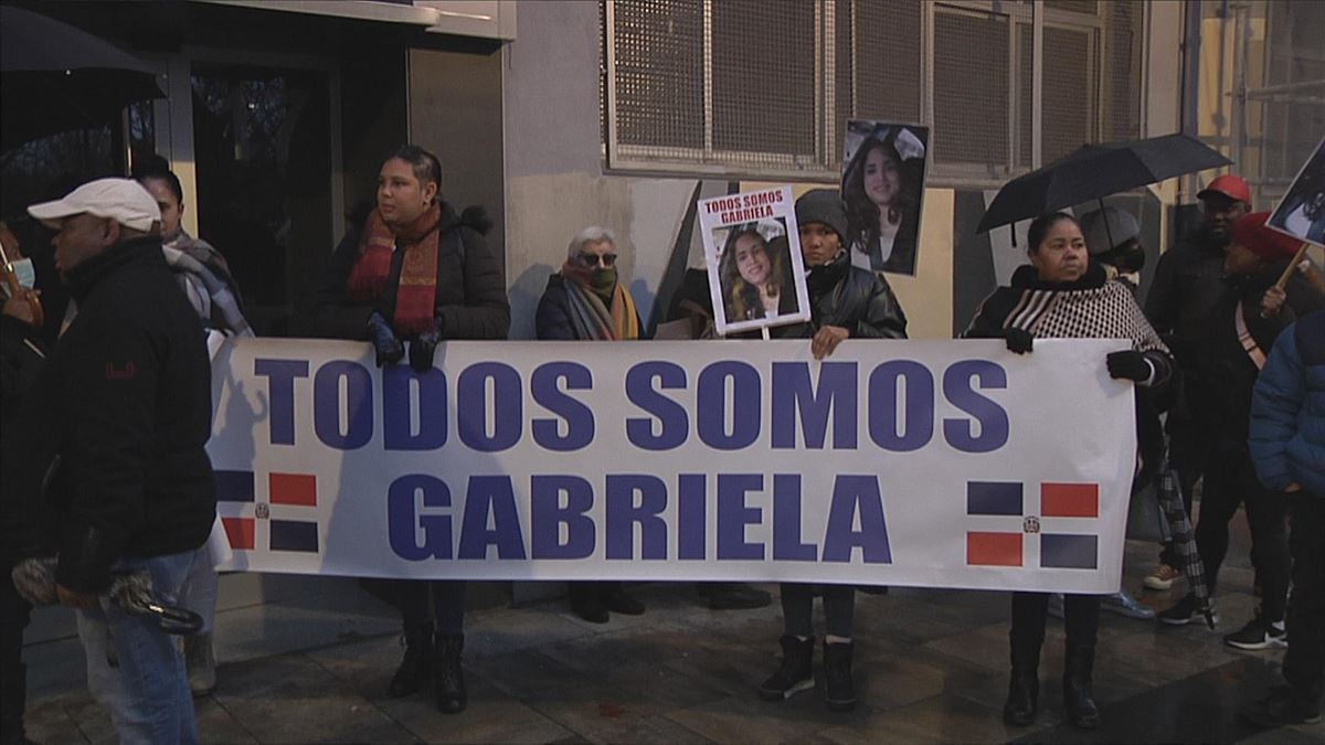 Pancarta tras la que se ha realizado la manifestación. Captura de imagen de un vídeo de EITB Media.