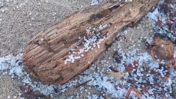 Pellets de plástico en una playa de Galicia.