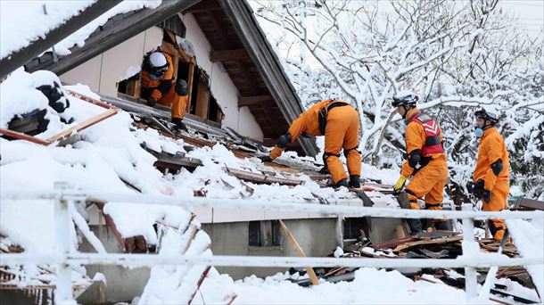 Equipos de salvamento trabajan en Japón una semana después del terremoto