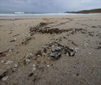 La Fiscalía abre diligencias por la marea de pellets de plástico en las costas gallegas