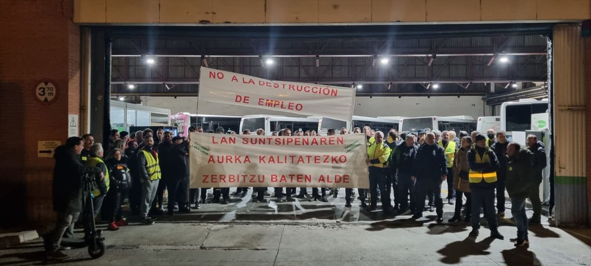 Trabajadores de Tuvisa en las cocheras de Gasteiz. Foto: UGT Euskadi